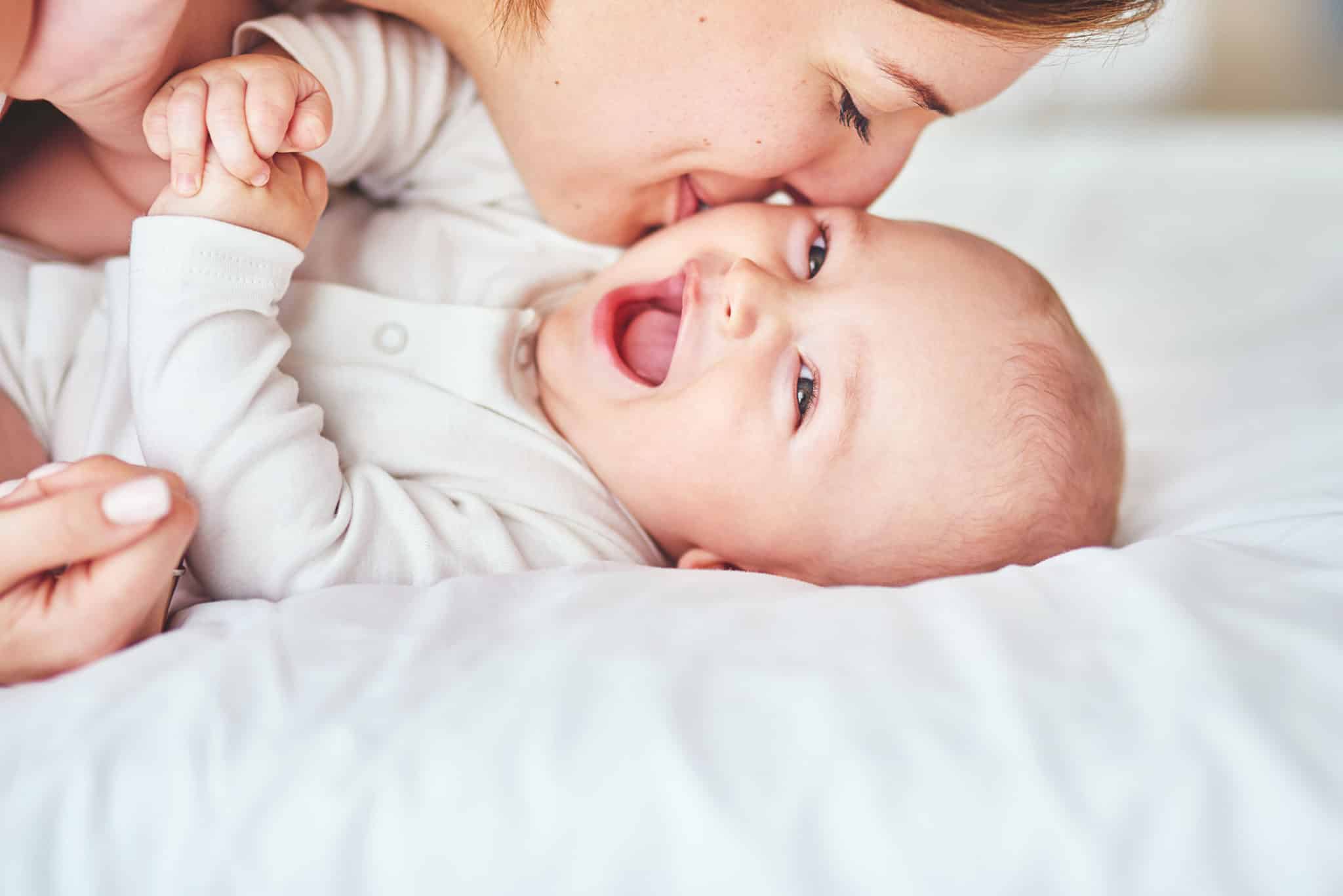 Ребенок когда мама смеется. Мама и ребенок смеются. Мама целует малыша. Здоровый жизнерадостный новорожденный. Мама целует ребенка перед сном.